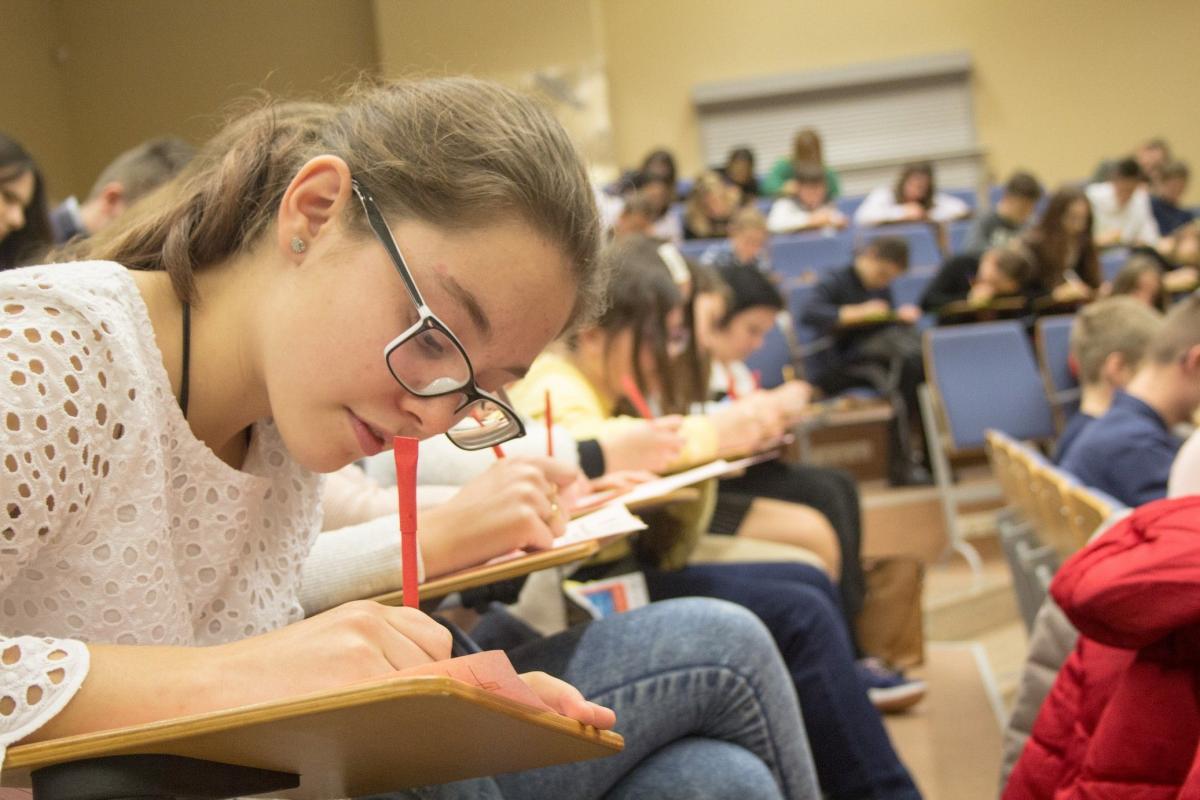 Chętnych do zmierzenia się z naszpikowanym trudnościami ortograficznymi tekstem nie zabrakło.<br/>fot.Bartłomiej Pacek