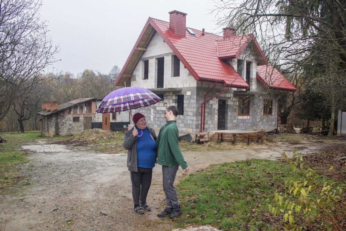 Przed nowym domem<br/>fot.Bartłomiej Pacek