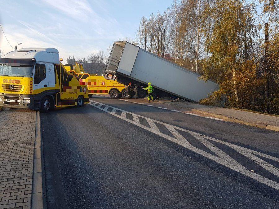 Operacja wyciągania TIR-a z rowu trwała niemal dwie godziny.<br/>fot.KWP Rzeszów