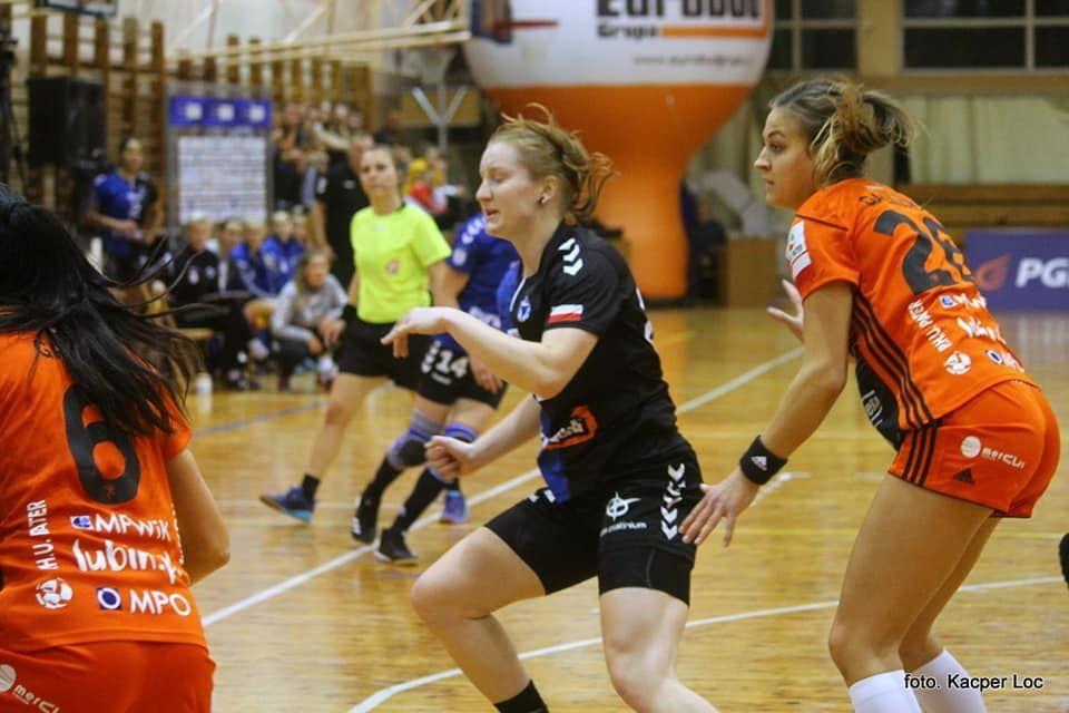 Katarzyna Kozimur (w środku) zdobyła w Koszalinie 6 bramek.<br/>fot.Kacper Loc