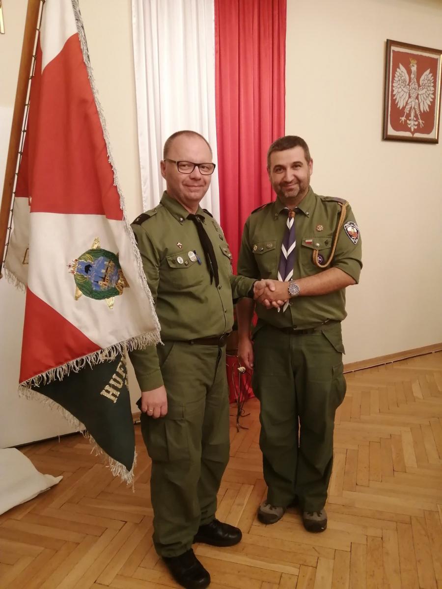 Nowy komendant Hufca Związku Harcerstwa Polskiego Ziemi Przemyskiej im. Orląt Przemyskich podharcmistrz Remigiusz Łuc (z lewej) w towarzystwie odchodzącego podharcmistrza Mariusza Laty.<br/>fot.ze zbiorów własnych