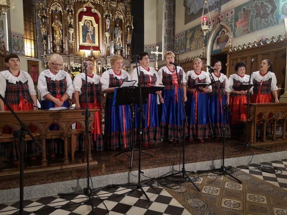 W Gniewczynie zaprezentowali się wokaliści działający pod skrzydłami Trynieckiego Centrum Kultury.<br/>fot.UG Tryńcza