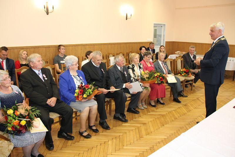 Przybyłe pary, obchodzące złote gody, medalami udekorował wójt gminy Tomasz Kotliński.<br/>fot.UG Roźwienica