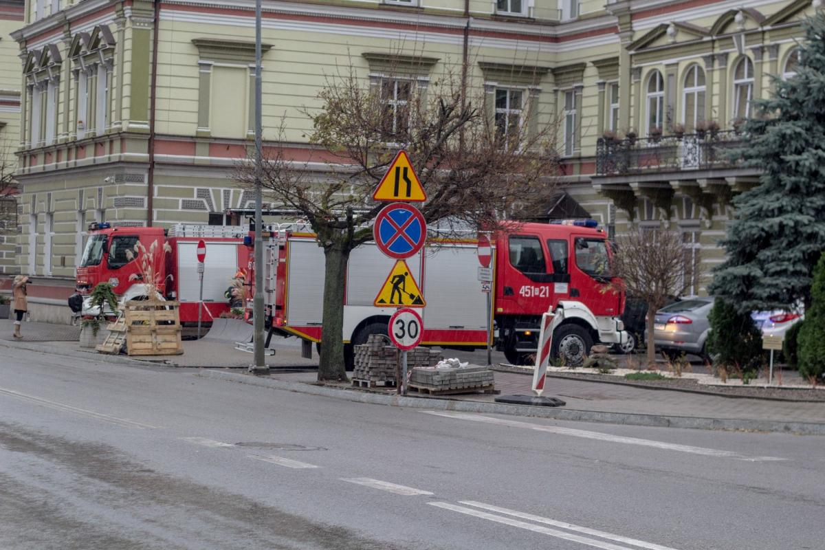Akcję od strony ul. Jana Pawła II zabezpieczali strażacy<br/>fot.Bartłomiej Pacek