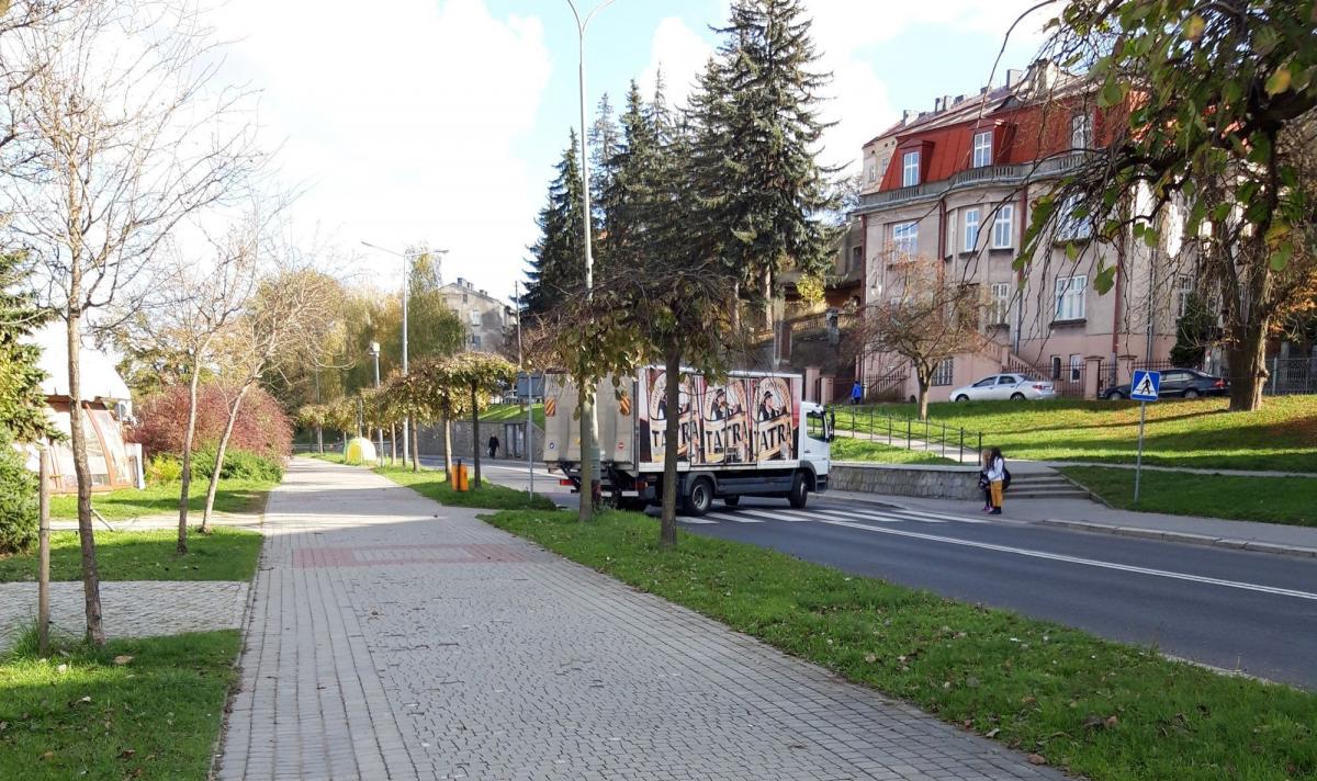 Samochód dostawczy wyjeżdża spod popularnego „grzybka” przez przejście dla pieszych. Na przejście na drugą stronę jezdni karnie czeka grupka dzieci.<br/>fot.ze zbiorów własnych