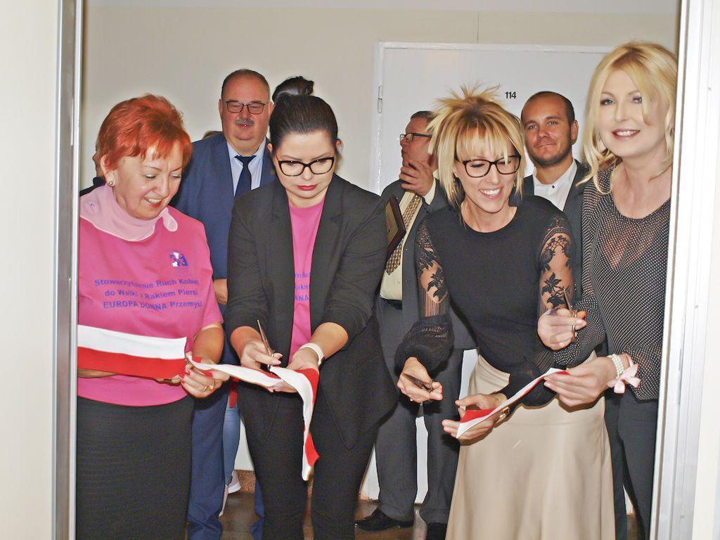 Biało-czerwoną „przerwały” nożyczkami tylko kobiety, m.in. członkinie przemyskiego oddziału Stowarzyszenia Ruchu Kobiet do Walki z Rakiem Piersi Europa Donna na czele z prezes Jadwigą Dudą (z lewej).<br/>fot.Mariusz Godos