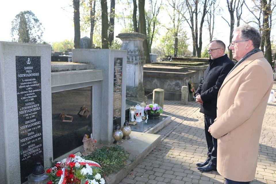 Włodarze powiatu jarosławskiego odwiedzili m.in. dwie jarosławskie nekropolie oraz cmentarze w Radymnie i w Przeworsku, oddając hołd mieszkańcom naszego regionu zasłużonym dla Ojczyzny. <br/>fot.Starostwo Powiatowe w Jarosławiu