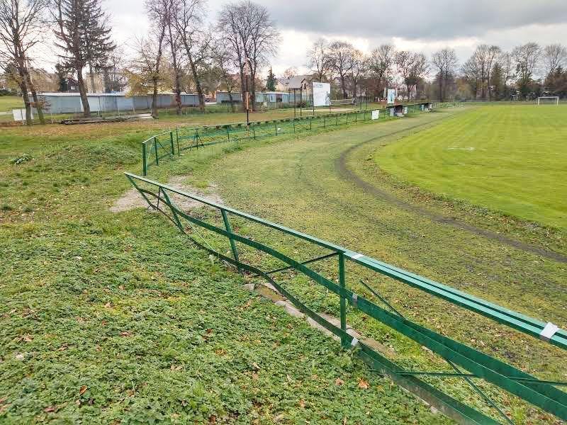 Żużlowo-trawiasta bieżnia wokół boiska Żurawianki jest w fatalnym stanie. Ale do czasu... Niebawem będzie tu tartan.<br/>fot.Mariusz Godos