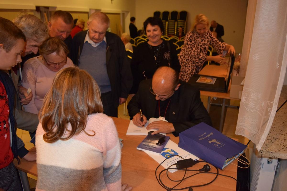 Każdy chętny mógł zakupić książkę z autografem autora.<br/>fot.UG Tryńcza