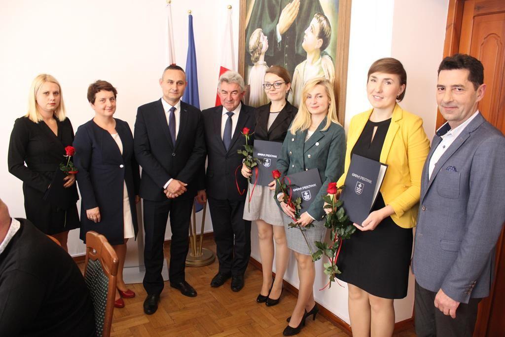 Nauczyciele w czwartek odebrali w Urzędzie Miejskim w Pruchniku nagrody burmistrza oraz akty nadania stopnia awansu.<br/>fot.UMiG Pruchnik