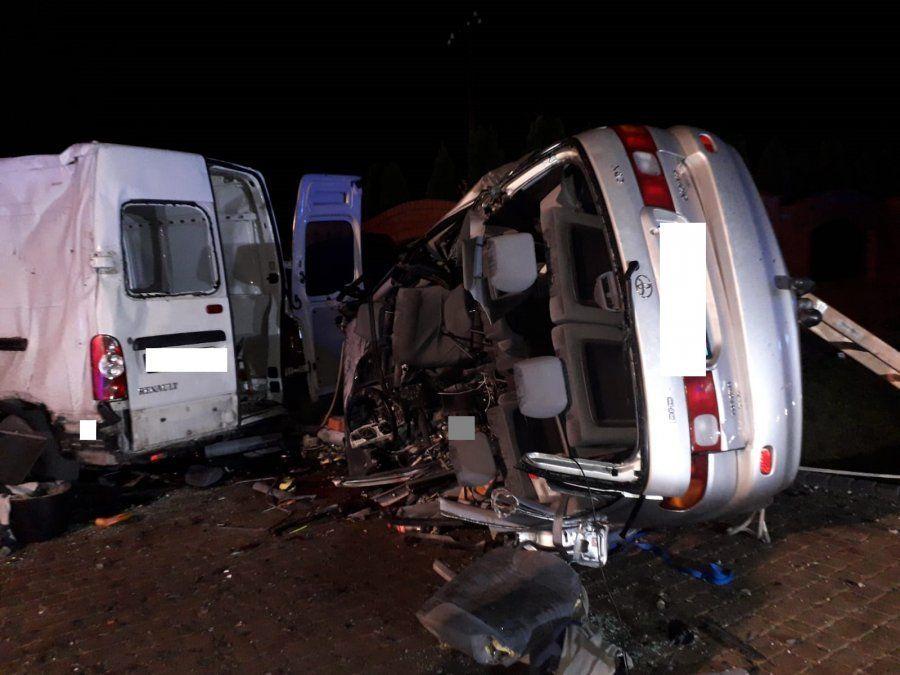 Kierujący toyotą picnic, jadąc drogą Ruda – Radomyśl Wielki na prostym odcinku drogi, zjechał na przeciwległy pas ruchu i uderzył w betonowy przepust. <br/>fot.KPP Mielec