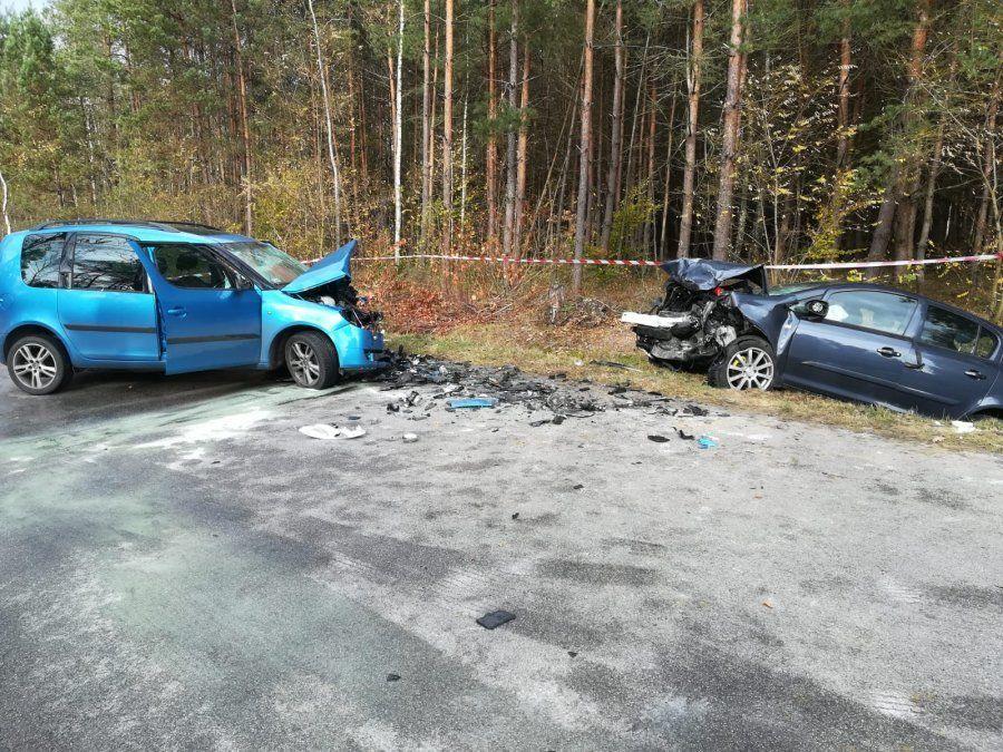 Kierujący skodą roomster zderzył się czołowo z oplem corsą. <br/>fot.KPP Kolbuszowa