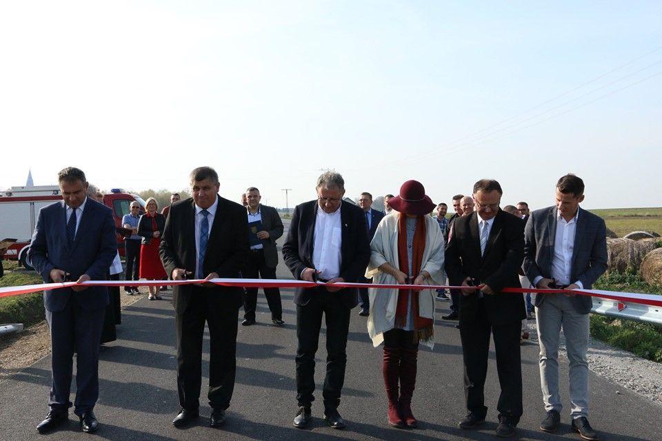 Przebudowa drogi Duńkowice – Laszki – Lubaczów w powiecie jarosławskim trwała od czerwca tego roku i kosztowała 5 mln zł. Do oficjalnego otwarcia i poświęcenia wspomnianego odcinka doszło 23 października br.<br/>fot.Starostwo Powiatowe w Jarosławiu