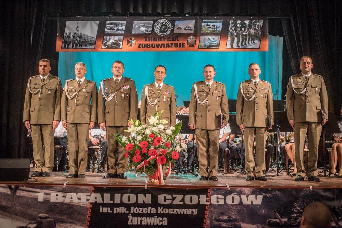 Swoistym wyrazem wdzięczności za dotychczasowy wkład pracy oraz osiągnięcia w działalności służbowej było uhonorowanie przez dowódcę ppłka Rafała Kluza najlepszego oficera, podoficera i szeregowego. <br/>fot.ze zbiorów własnych