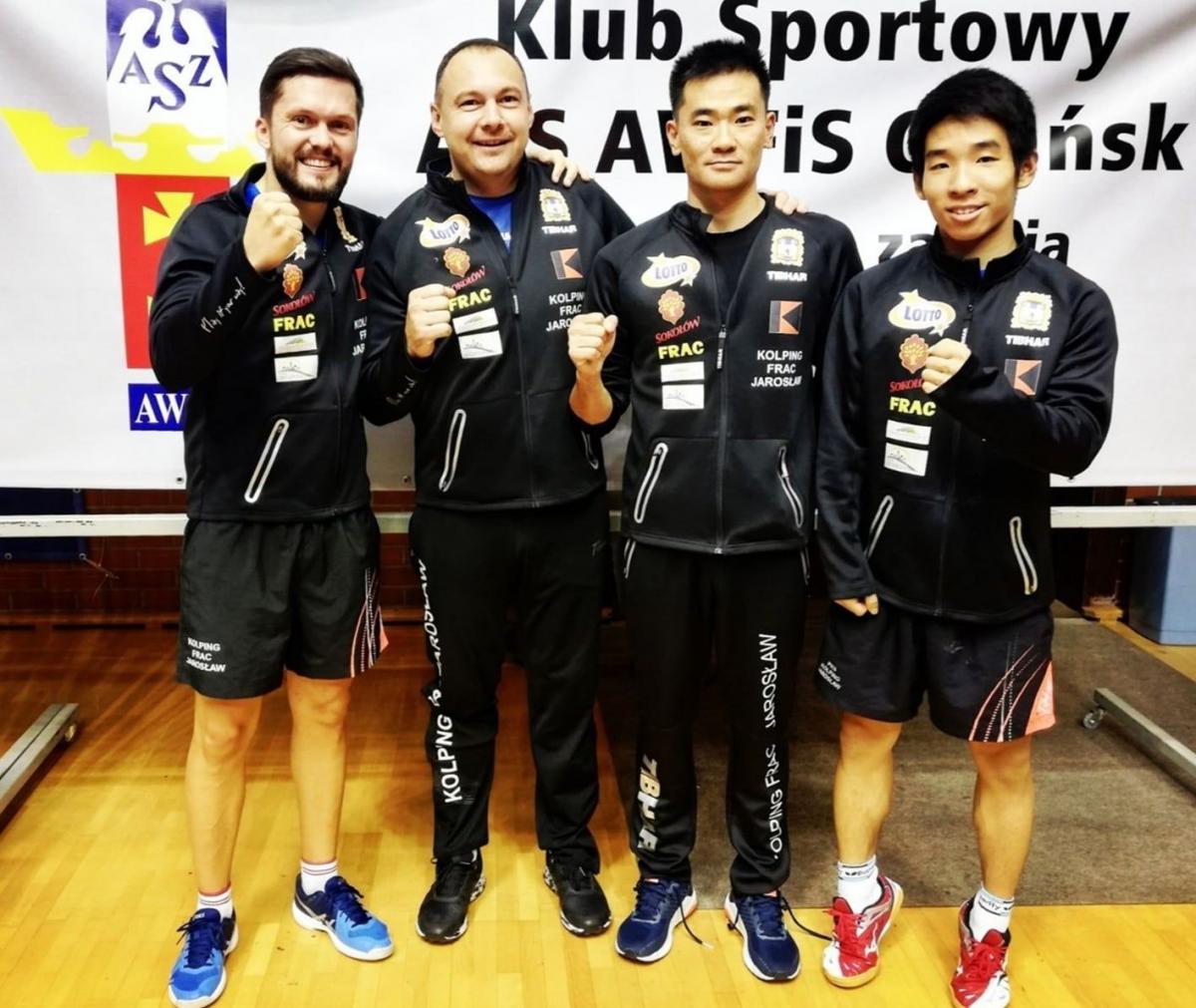 Zespół Kolpinga FRAC Jarosław odniósł w ciągu trzech dni drugie zwycięstwo za trzy punkty na północy Polski. Od lewej: Daniel Górak, Kamil Dziukiewicz, Kou Lei i Qiyao Han.<br/>fot.www.facebook.com/kolpingfracjaroslaw