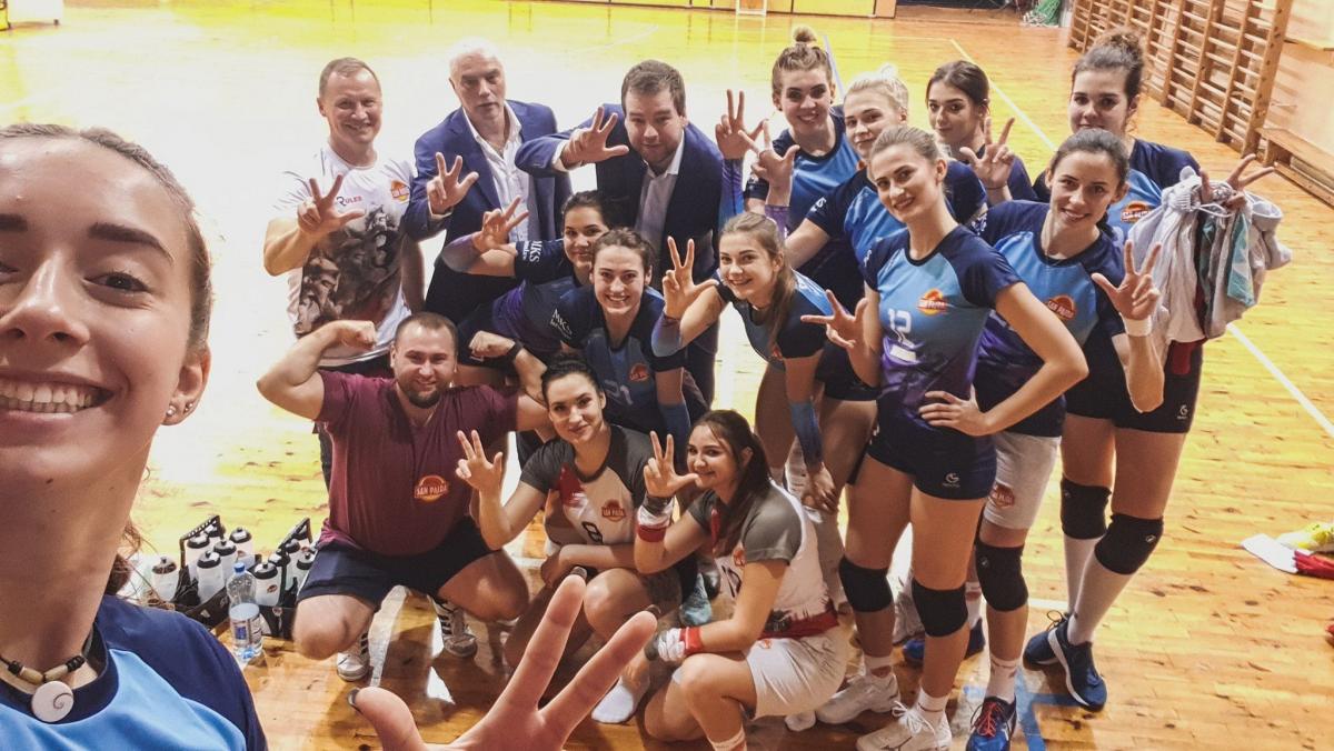 Radość jarosławskiej ekipy po wygranej w trzech setach z bardzo solidnym zespołem z Gliwic.<br/>fot.www.facebook.com/SanPajdaVolleyballTeam