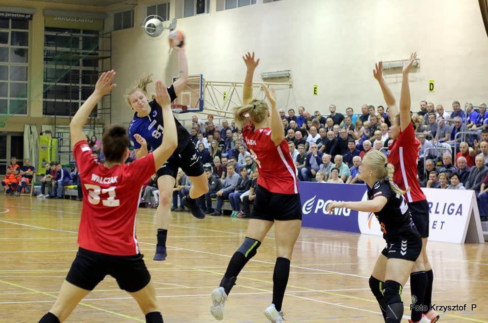 Katarzyna Kozimur (rzuca) w meczu z KPR Kobierzyce rzuciła trzy bramki.<br/>fot.Krzysztof Peszko