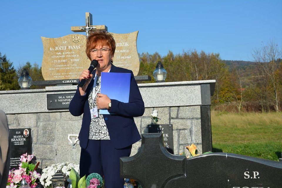 Uroczystość uhonorowania płyty pamiątkowej i symbolicznego nagrobka ks. płk. J. Panasia odbyła się na Cmentarzu Parafialnym w Odrzykoniu. Na zdjęciu prezes zarządu Towarzystwa Przyjaciół Przemyśla i Regionu Bogusława Pieczyńska.<br/>fot.ze zbiorów własnych