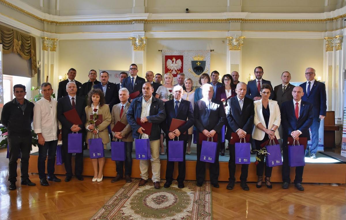Prezes Kazimierz Stec i zastępca prezydenta Przemyśla Bogusław Świeży wręczyli najbardziej zasłużonym pracownikom MPEC-u dyplomy z podziękowaniem i okolicznościowe statuetki.<br/>fot.Paweł Bugira