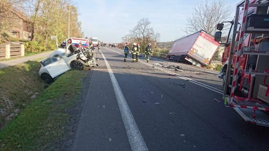 Oba pojazdy wjechały do przydrożnego rowu. <br/>fot.KPP Strzyżów