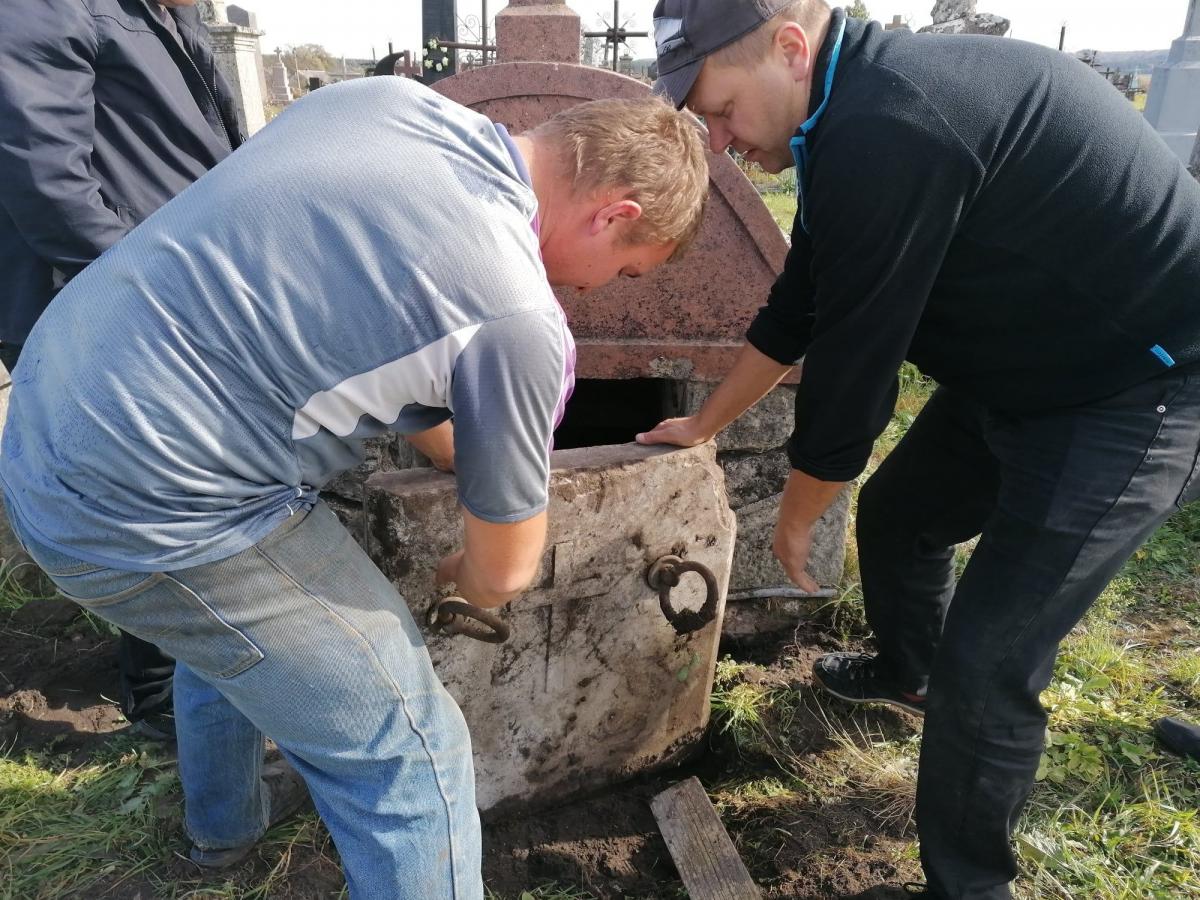 Na cmentarzu w Sasowie członkowie stowarzyszenia zabezpieczyli kilka uszkodzonych i otwartych grobowców w jego polskiej części. Oczyścili je ze śmieci i ponownie zamknęli wejścia.<br/>fot.Stowarzyszenie Przyjaciół Ziemi Medyckiej