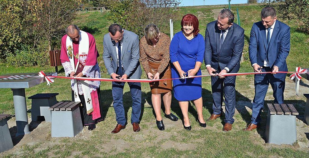 Symboliczne przecięcie wstęgi, oddające do użytku siłownię w plenerze.<br/>fot.ze zbiorów własnych