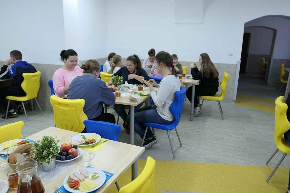 Do stołówki ośrodka zakupione zostało dodatkowe wyposażenie gastronomiczne do kuchni i jadalni, m.in. nowe stoły i krzesła, które można dostosować do wzrostu dzieci i młodzieży.<br/>fot.Starostwo Powiatowe w Jarosławiu