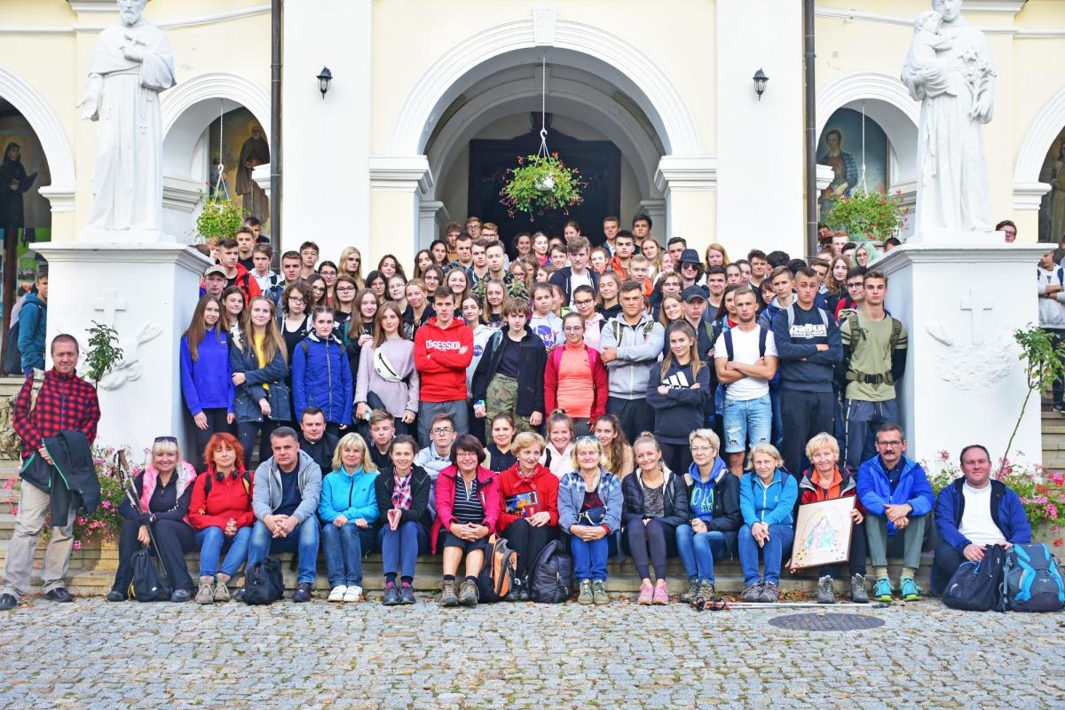 Kilkunastoosobowa grupa nauczycieli oraz ponad 150-osobowa grupa uczniów II LO w Przemyślu maszerowała szlakiem Jana Pawła II po raz piętnasty.