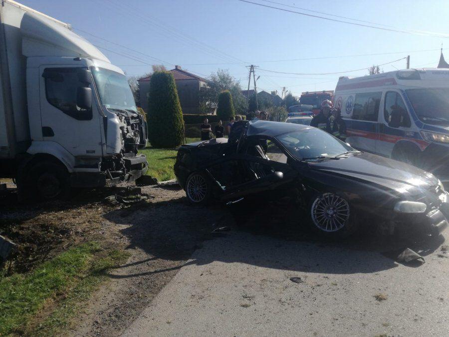 19-latek wypadł z zakrętu i uderzył w betonowy mostek, a następnie w zaparkowaną na nim ciężarówkę.

<br/>fot.KPP Dębica