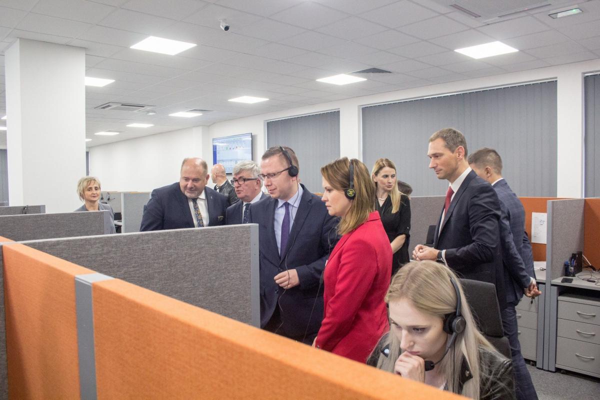 Po części oficjalnej zebrani przyjrzeli się funkcjonowaniu contact center.<br/>fot.Bartłomiej Pacek