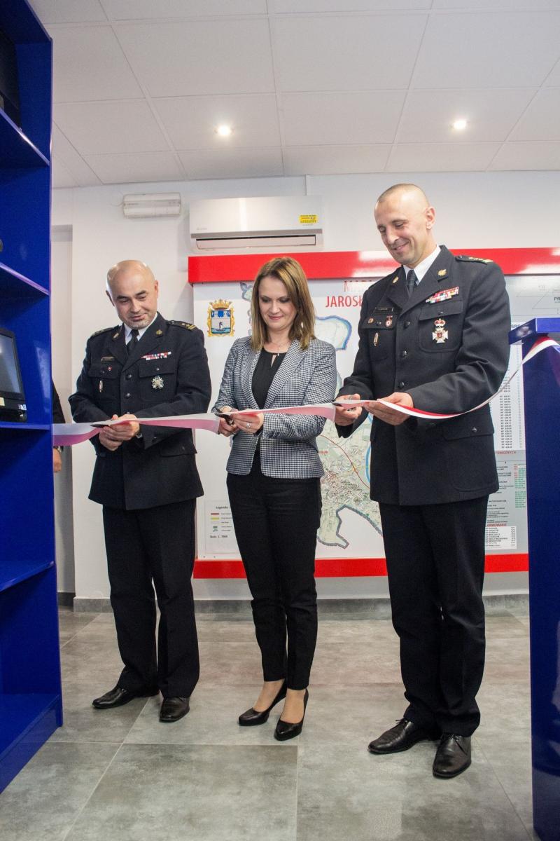 Przecięcie wstęgi. Od lewej komendant powiatowy PSP w Jarosławiu bryg. Krzysztof Kowal, posłanka Anna Schmidt-Rodziewicz, zastępca komendanta powiatowego st. bryg. Daniel Dryniak.<br/>fot.Bartłomiej Pacek