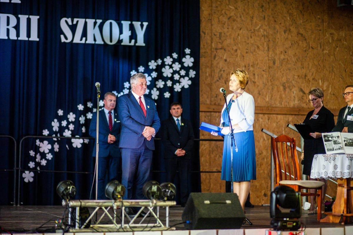 Starosta Bogusław Urban na ręce dyrektor szkoły Doroty Koniecznej (oboje to absolwenci ZS w Kańczudze) złożył pamiątkowy grawerton.<br/>fot.Starostwo Powiatowe Przeworsk