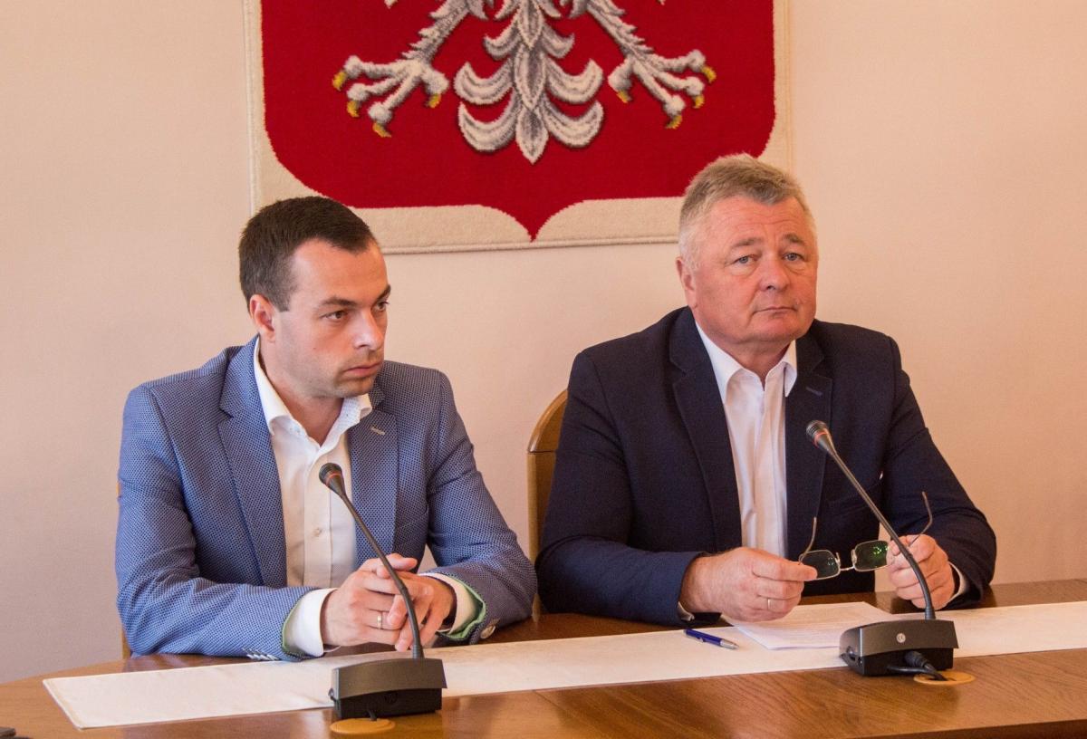 Na konferencji prasowej swoją dezaprobatę dla zaangażowania kapłanów w kampanię wyborczą wyrażali Marian Ryznar ( wówczas kandydat na posła z list KO) oraz Bartosz Romowicz (wówczas kandydat na senatora z listy PSL)<br/>fot.Bartłomiej Pacek