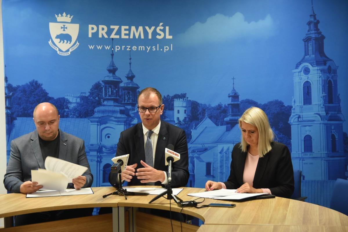O wynikach głosowania Wojciech Bakun mówił w towarzystwie naczelnik wydziału rozwoju, inwestycji i funduszy zewnętrznych Beaty Bieleckiej oraz przewodniczącego komisji ds. budżetu obywatelskiego Marcina Kowalskiego.<br/>fot.Paweł Bugira