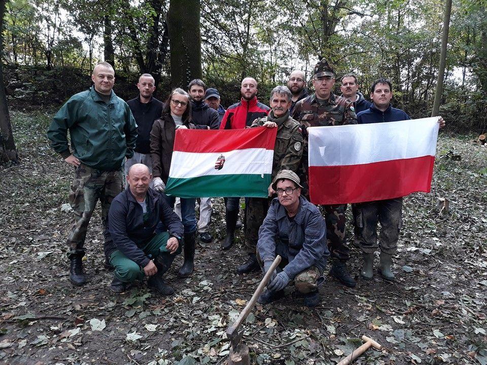 Delegacja z Węgier, która wspólnie z przedstawicielami związku wzięła udział w... pracach terenowych.<br/>fot.ZGFTP