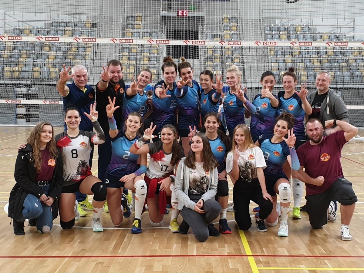 Ekipa Sanu-Pajda Jarosław tuż po zwycięskim spotkaniu w hali w Opolu z Uni-Energą.<br/>fot.www.facebook.com/SanPajdaVolleyballTeam
