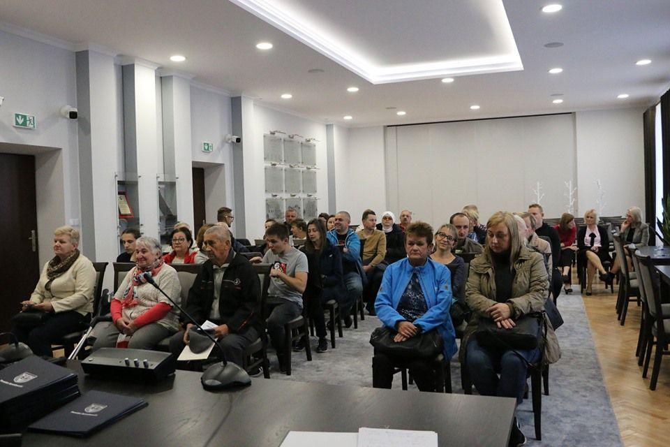 Wręczenie umów pieniężnych dla osób niepełnosprawnych odbyło się 4 października br. w Starostwie Powiatowym w Jarosławiu.<br/>fot.Starostwo Powiatowe w Jarosławiu