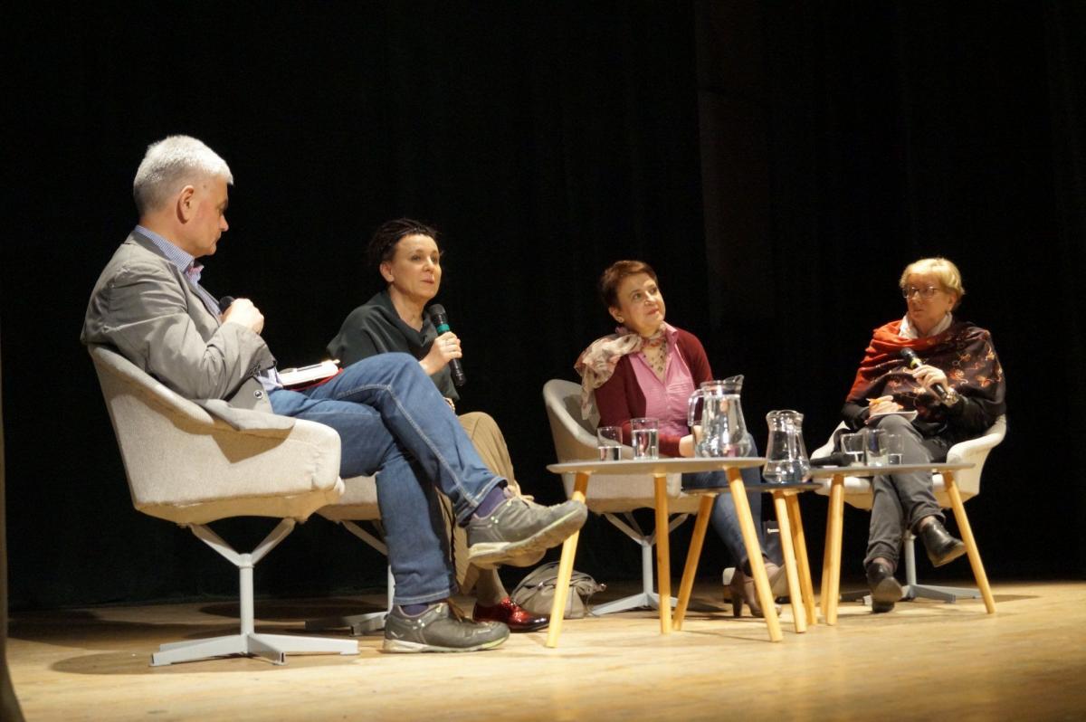 Olga Tokarczuk wzięła udział w bardzo ciekawym spotkaniu w Domu Ukraińskim <i>Palimpsest ukraińsko-polski</i> razem z pisarką Oksaną Zabużko. Na zdjęciu też prowadzący Izabella Chruślińska i Edwin Bendyk.
<br/>fot.Dom Ukraiński w Przemyślu