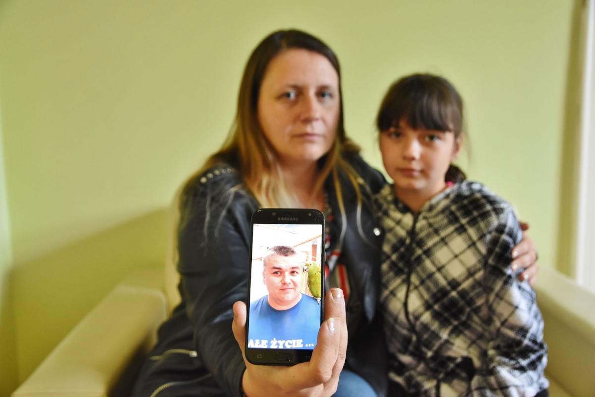 – Mąż miał dla kogo żyć – mówi Magdalena Kwaśnik, żona tragicznie zmarłego motocyklisty. Na zdjęciu z córką. <br/>fot.Paweł Bugira