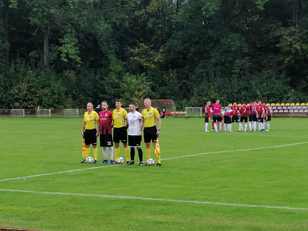 Piłkarze Wólczanki Stal Systems Wólka Pełkińska (czerwone koszulki) znowu nie potrafili wygrać na stadionie Orła w Przeworsku.<br/>fot.www.facebook.com/wolczankastalsystems