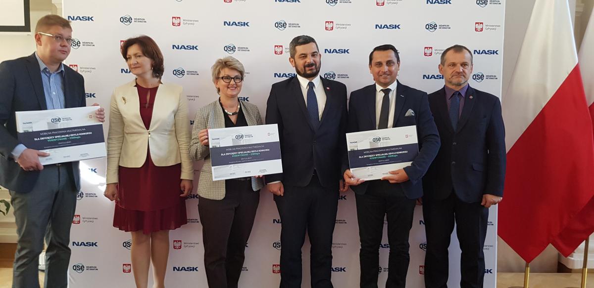 Wśród nagrodzonych jest SP w Stubnie. Nagrodę odebrał dyrektor Daniel Zielenkiewicz (drugi z prawej), ale słowa uznania należą się także Lidii Ścirko za zgłoszenie do konkursu i koordynacje projektu.<br/>fot.Podkarpacki Urząd Wojewódzki w Rzeszowie
