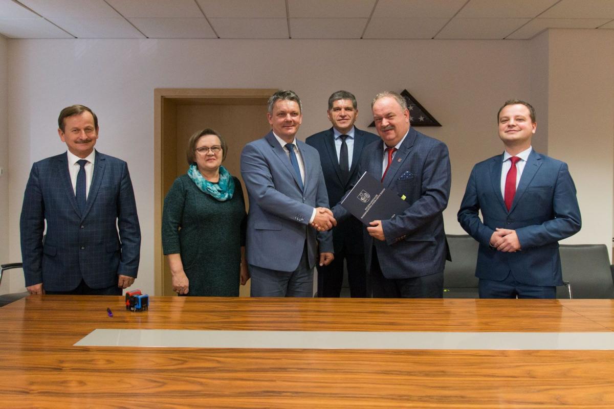Wicemarszałek województwa podkarpackiego Piotr Pilch (drugi z prawej) podpisał umowy z sześcioma gminami na realizację projektów dotyczących odnawialnych źródeł energii. Obok Jacek Grzegorzak, wójt gminy Dubiecko, będącej liderem projektu.<br/>fot.Urząd Marszałkowski w Rzeszowie