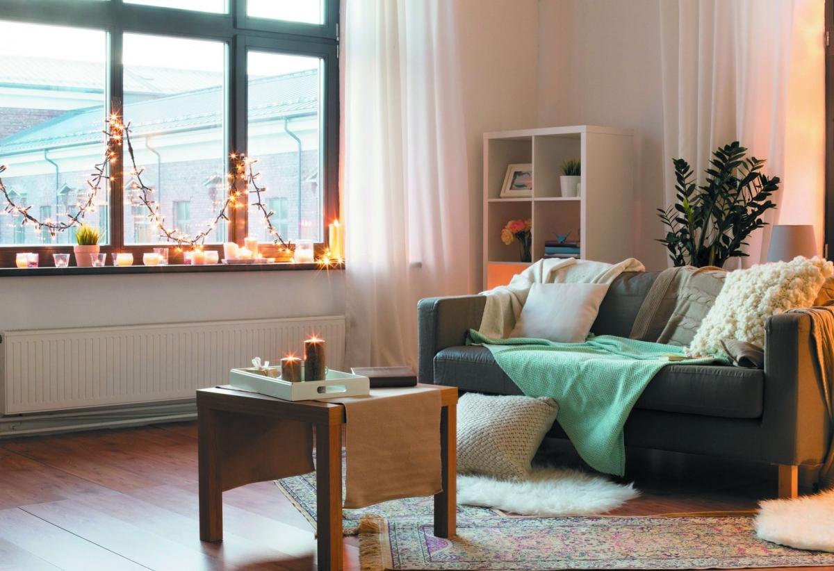 Miękkie poduchy, puchate tkaniny i klimatyczna gra świateł. Hygge to synonim przytulności i domowej swojskości. 