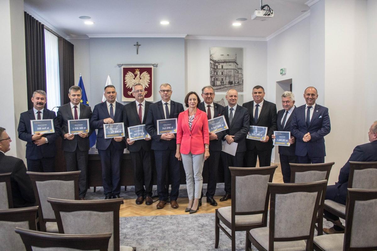 Na spotkaniu w jarosławskim starostwie stawili się beneficencji funduszu – włodarze gmin i miast, na czele ze starostą Tadeuszem Chrzanem.<br/>fot.Bartłomiej Pacek
