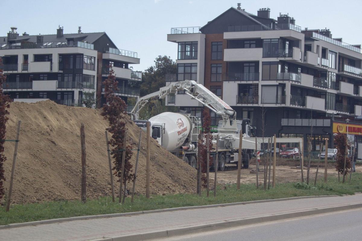 Na Konfederackiej praca wre. Tam, gdzie do niedawna był trawnik, „rośnie” hałda ziemi. Mieszkańcy obawiają się, że teren ten zostanie przekształcony w parking.<br/>fot.Bartłomiej Pacek