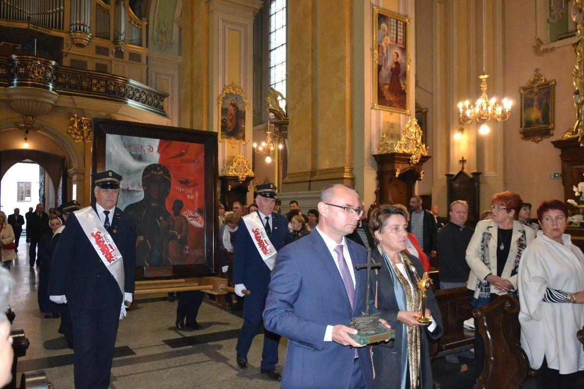 Obraz, relikwie i krzyż w uroczystej procesji zostały uroczyście wniesione przez członków „Solidarności” do przemyskiej archikatedry.<br/>fot.Marek Łabuński/parafia archikatedralna w Przemyślu