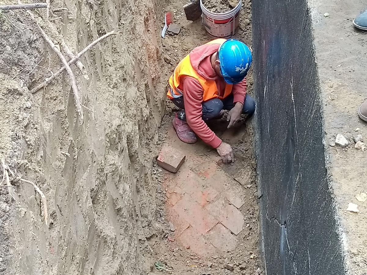 Obecnie na terenie Fortu I „Salis Soglio” trwają prace związane z zabezpieczeniem muru oporowego prawego dziedzińca.<br/>fot.ZGFTP