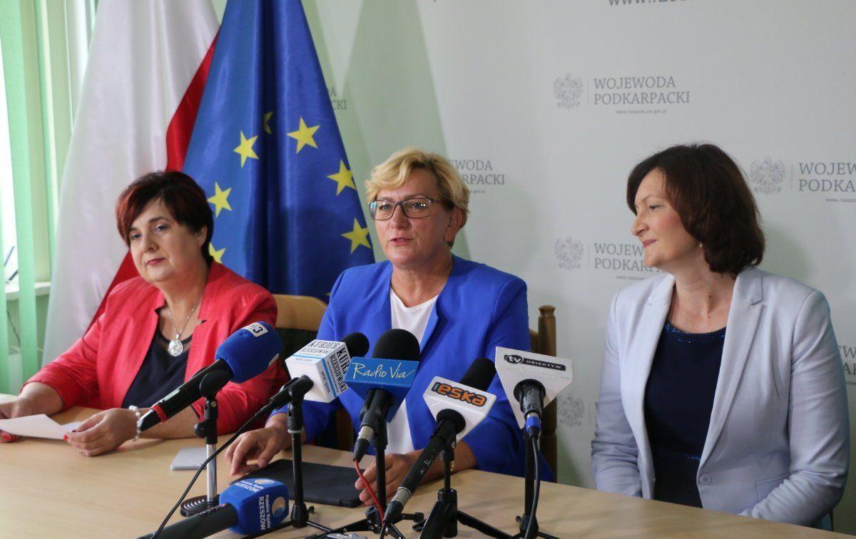 Sekretarz stanu w Ministerstwie Zdrowia Józefa Szczurek-Żelazko (w środku) gościła m.in. w Podkarpackim Urzędzie Wojewódzkim w Rzeszowie.<br/>fot.PUW Rzeszów