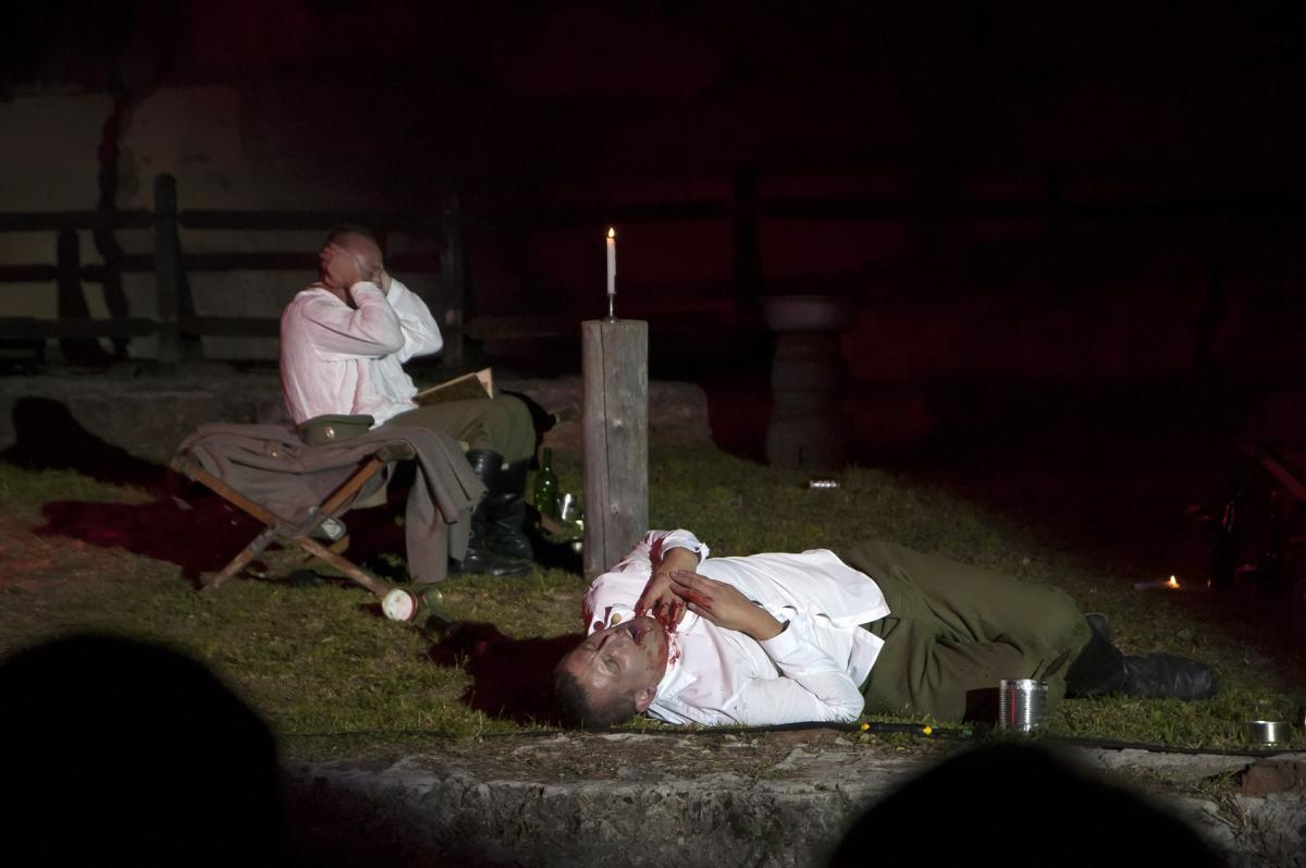 Historię uwięzionych żołnierzy, którzy odchodzili od zmysłów, próbując wydostać się z fortu, przedstawili: aktor Teatru „SAN” Rafał Paśko, z zawodu nauczyciel oraz Mirosław Majkowski, reżyser przedstawienia, prezes Stowarzyszenia Rekonstrukcji Historycznej X D.O.K.<br/>fot.ZGFTP