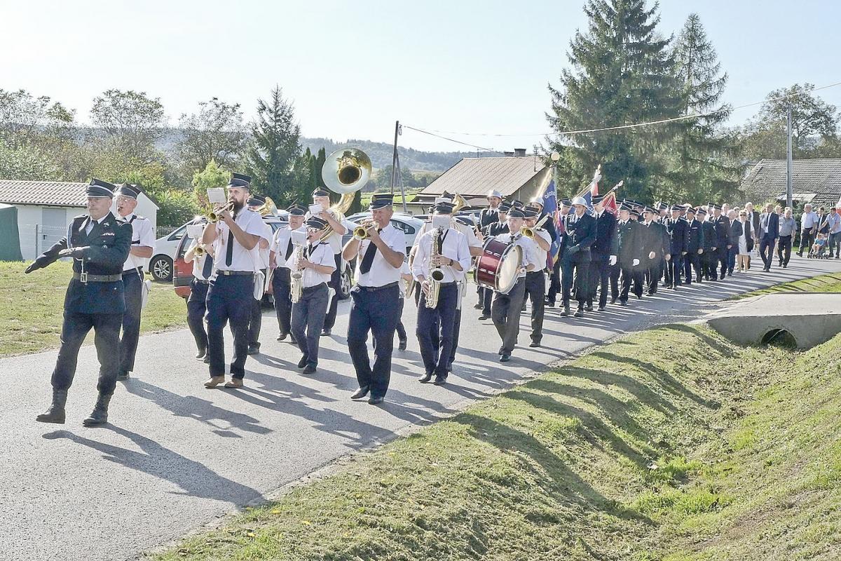 Przemarsz strażaków i gości. <br/>fot.Jacek Szwic